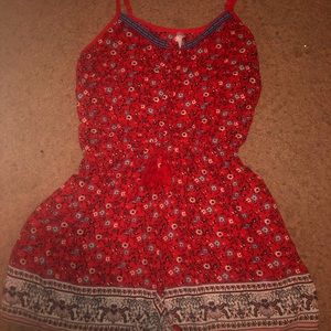 ADORABLE FLORAL ROMPER Goes great with all bodies!